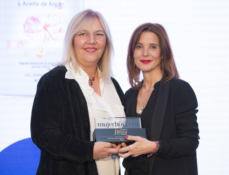 El ganador del premio belleza Mujerhoy al mejor producto de Cuidado de cuerpo diario fue GANADOR: Aceite en Loción de Rosa y Aceite de Argán de NIVEA. Recoge el Premio: Gisela González, PR Manager de Nivea.