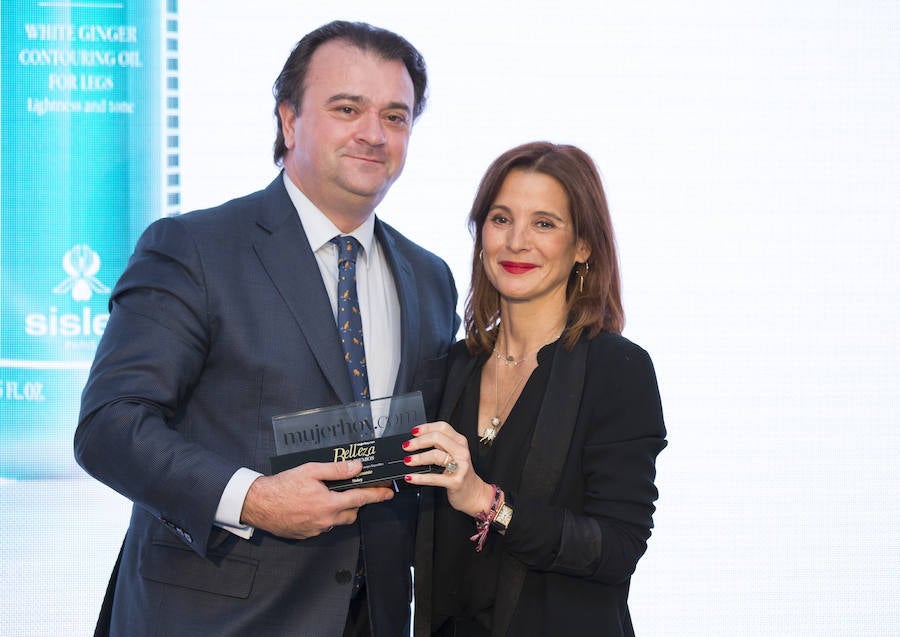 El ganador del premio belleza Mujerhoy al mejor Tratamiento de cuerpo específico fue Huile Affinante de SISLEY. Recoge el Premio: Alvaro Artiach, Director General de Sisley.