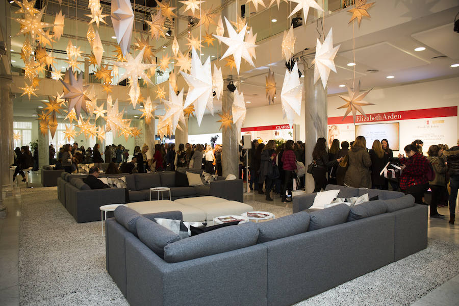 El Palacio de Neptuno, que albergó la nueva edición del Beauty Day de Mujerhoy, contó con una exquisita decoración a cargo de Ikea. Cientos de estrellas doradas colgaban del techo. Según Lorenzo Meazza, Country Home Furnishing Leader de Ikea, las estrellas representaban las estrellas de la belleza en el día que Mujehoy rindió homenaje al universo beauty.