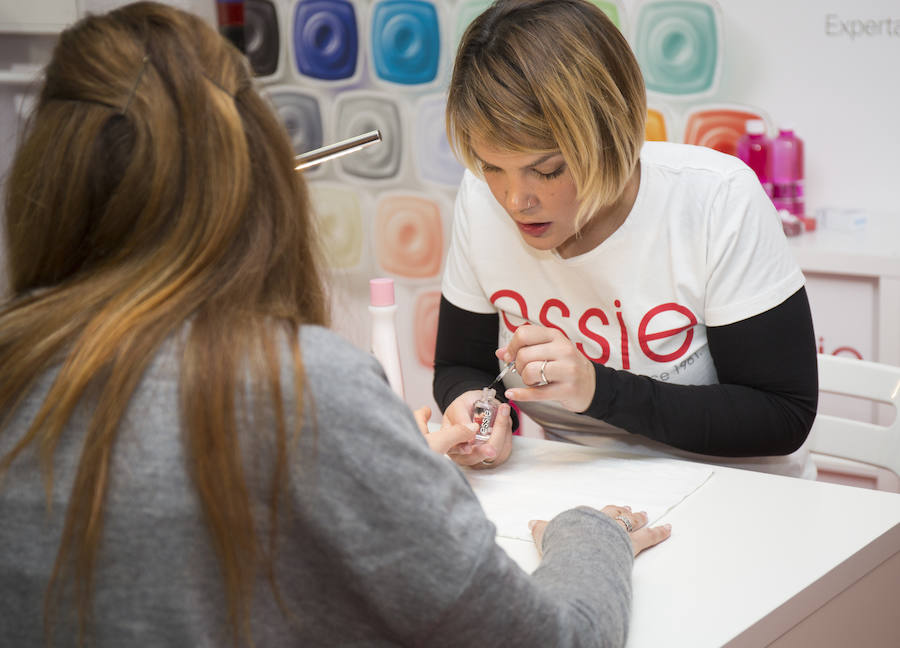 En el stand de Essie hicieron cientos de manicuras y presetaron los tonos del invierno para unas uñas a la última.