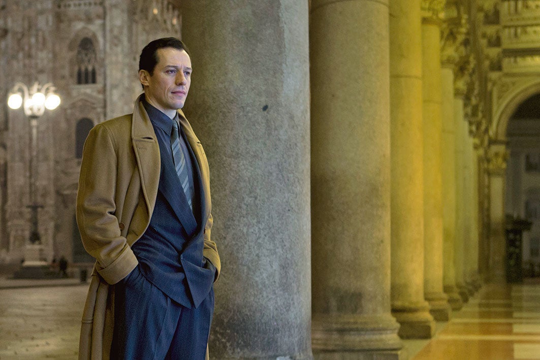 Serie italiana que, rodeándolos de ficción y personajes inventados, narra el ascenso politico de dos personajes antitéticos: el fiscal Antonio di Pietro (de Manos Limpias) y Silvio Berlusconi (expresidente, dueño de Mondadori, el Milan y Mediaset). (Sky)