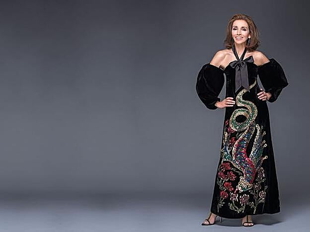 Ana Belén, con vestido de Gucci, sandalias de CH Carolina Herrera y anillo de Boucheron.