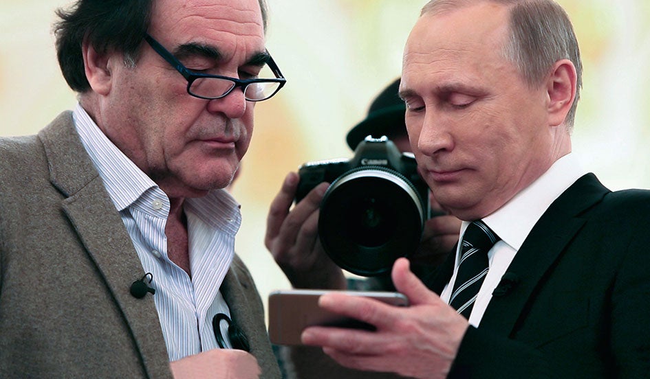 Oliver Stone, especialista en entrevistas a hombres polémicos, da voz a una persona a quien no hemos escuchado. Aunque las preguntas sean a menudo complacientes, las respuestas revelan... incluso cuando mienten. (Showtime)