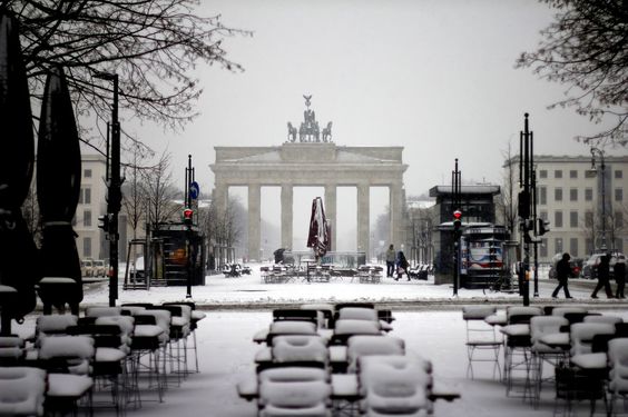 La Puerta de Bradenburgo de berlín nevada.