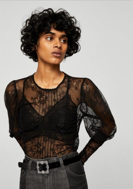 Camiseta de encaje bordado de Mango: 19,99 euros.