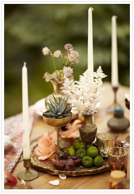 En ocasiones los centros de mesa suelen ser los elementos más difíciles de elegir. ¿Más o menos extravagante? ¿Flores, velas o frutas? ¡O todo! Como es el caso. Siempre que tengas en cuenta el tamaño de la mesa, los platos, y la cantidad de elementos decorativos, puedes mezclar todos los motivos decorativos que quieras.