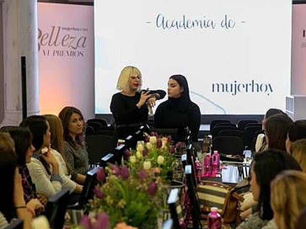 Pilar Lucas, maquilladora profesional y bloguera de Mujerhoy.com, ofreció un taller sobre las tendencias de maquillaje de esta temporada.