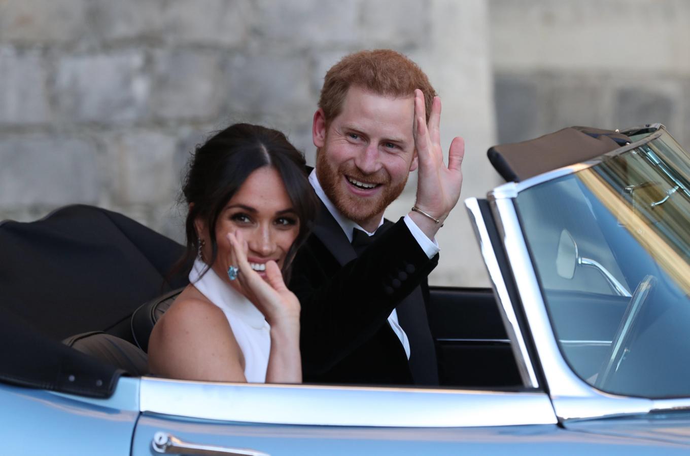 Además de cambiar su vestido de novia de Givenchy por este impresionante Stella McCartney, Meghan Markle ha lucido  un detalle de lo más emotivo : el impresionante anillo que se ve en la foto pertenció a Lady Di, y es el regalo que le ha hecho el príncipe Harry por su boda.