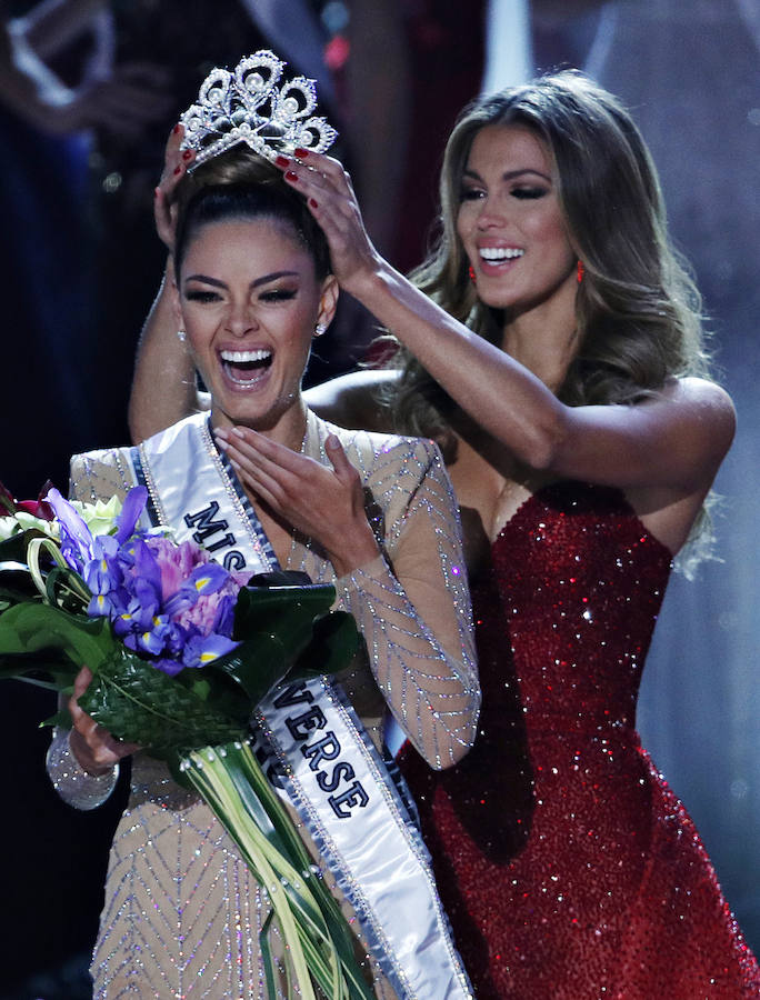 La sudafricana Demi-Leigh Nel-Peters en un momento de su coronación como Miss Universo 2017, que corrió a cargo de su predecesora, Miss Universo 2016, la francesa Iris Mittenaere.