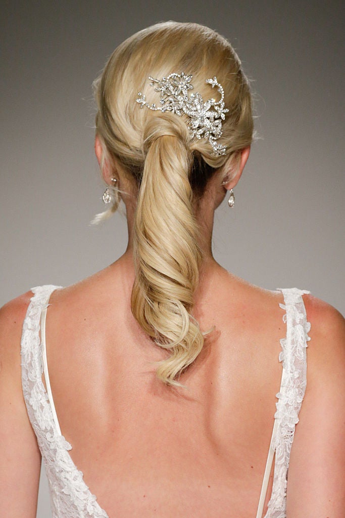 Las coletas son siempre una buena opción y también se llevan para novias. Esta coleta envuelta ondulada y adornada con unos pasadores de brillantes sería un peinado de novia perfecto para Meghan Markle.