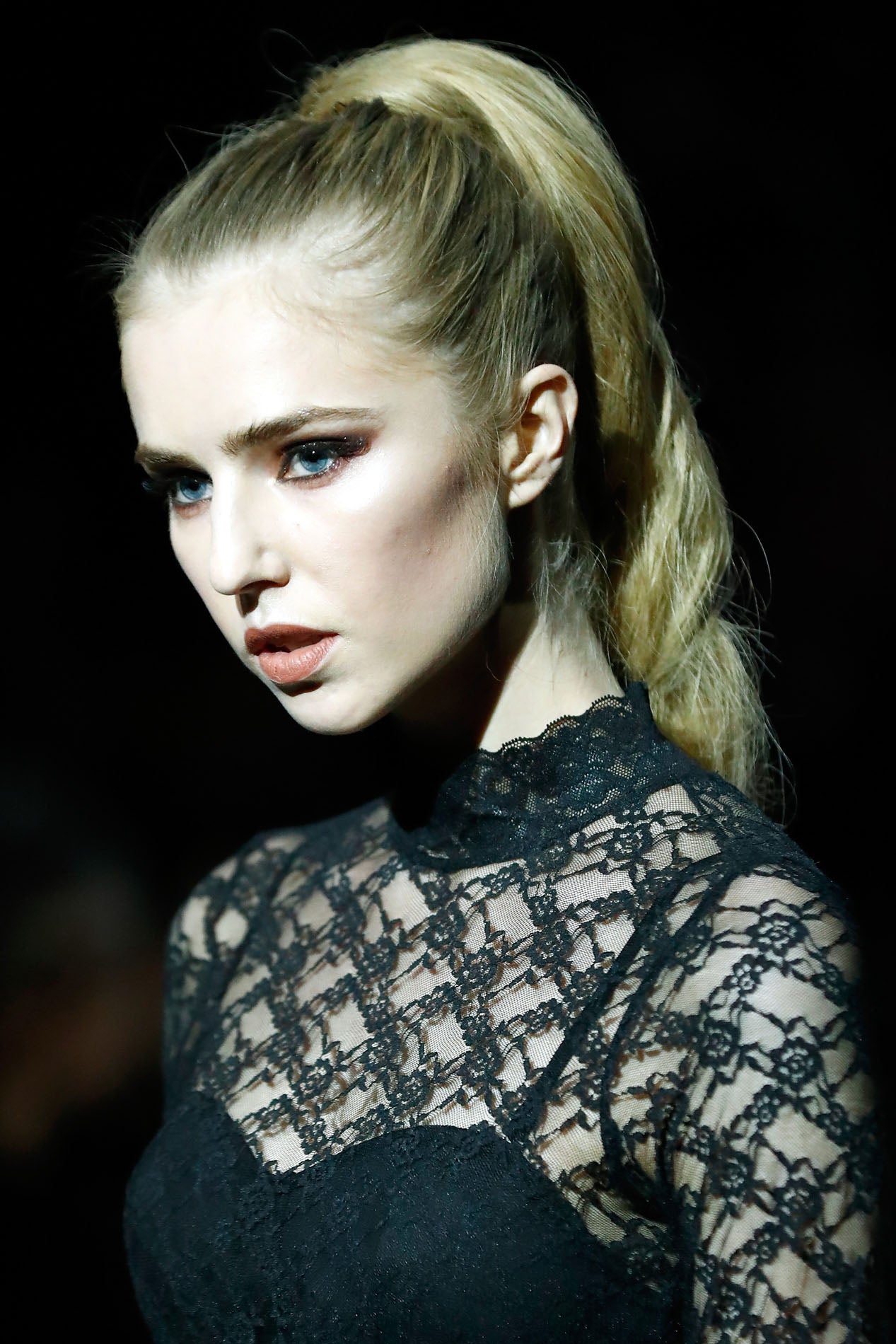 Otra coleta del estilo Hollywood que Meghan Markle podría llevar sería esta: alta, con volumen, estilo sixties.