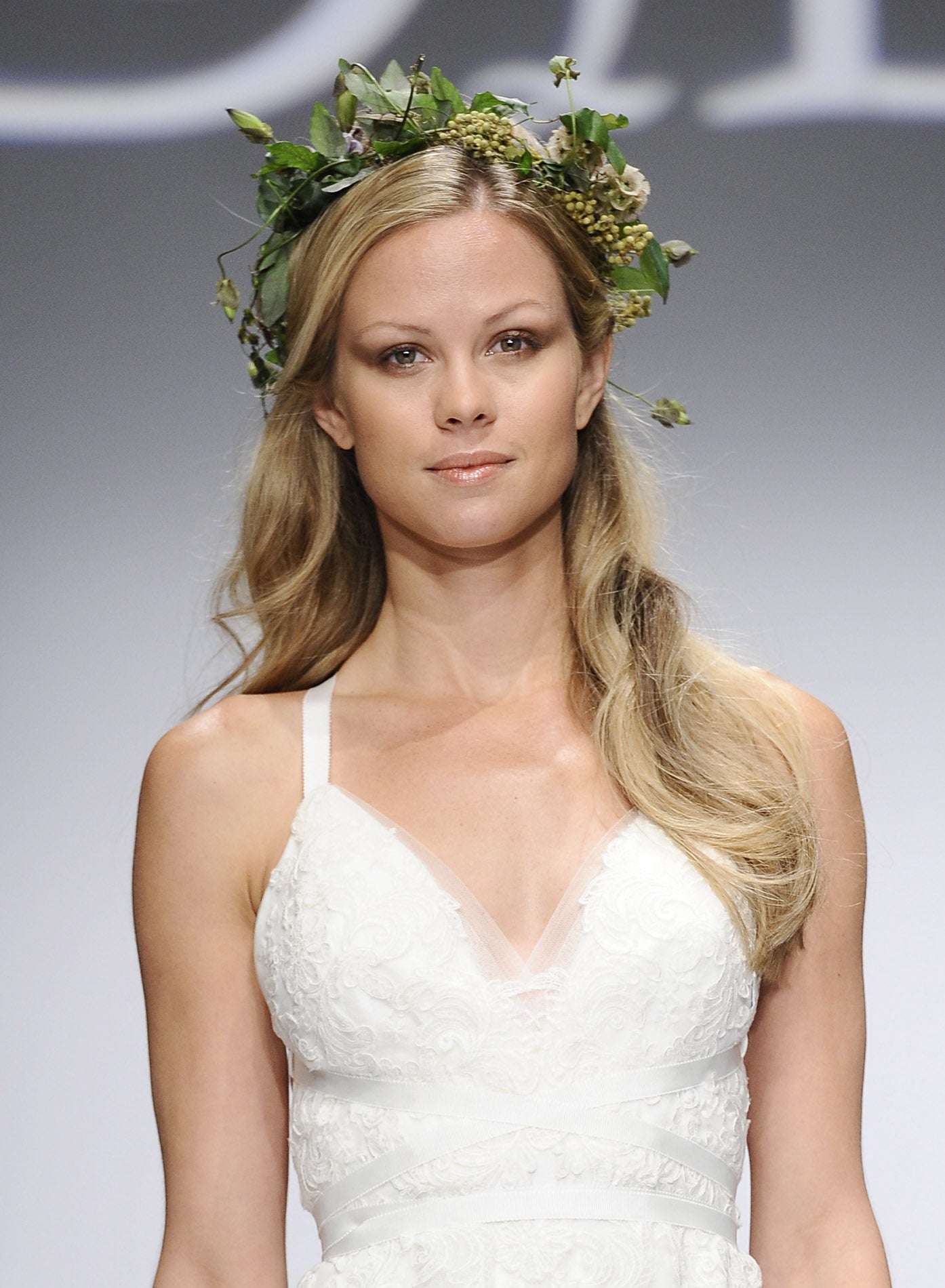 El pelo suelto cada vez se lleva más en las novias y a Meghan Markle le gusta presumir de melena. Así que una propuesta para el día de su boda sería dejarse la melena suelta, con ondas suaves y adornarla con una diadema de flores, perfecta para un look romántico.