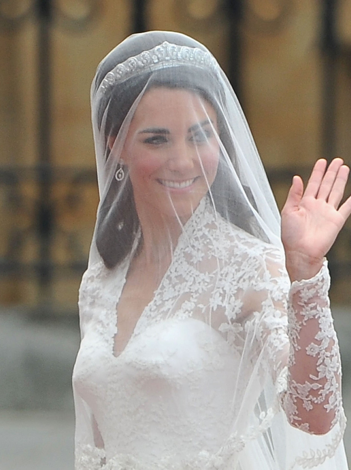 ¿Imitará Meghan Markle a su cuñada, Kate Middleton, y se dejará el pelo suelto, con diadema y velo tradicional? Imaginamos que no, que la actriz querrá lucir un peinado diferente a la duquesa de Cambridge.