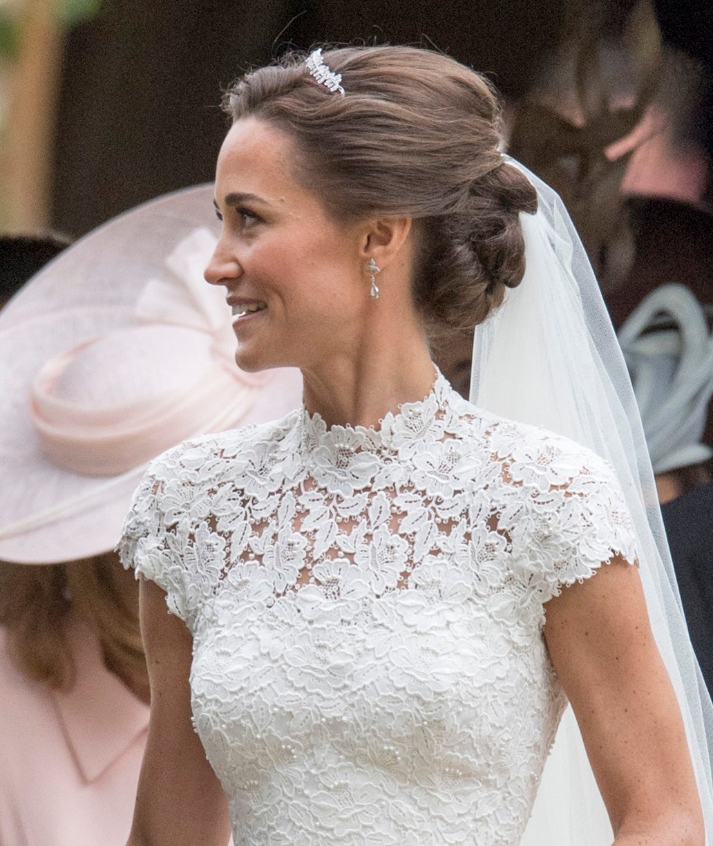 ¿Quizás se fije en Pippa Middleton? La hermana de la princesa de Cambridge eligió un sofisticado recogido del que salía el velo, y adornado con una tiara. ¿Eligirá algo similar Meghan Markle? Nos parece un poco aburrido y serio para una actriz de Hollywood.