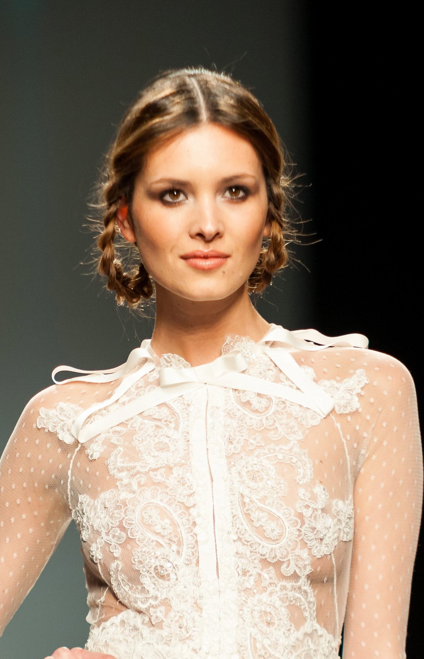 Un peinado más arriesgado pero muy original que quizás se atreva a lucir Meghan Markle: un recogido con raya en el medio y trenzas.