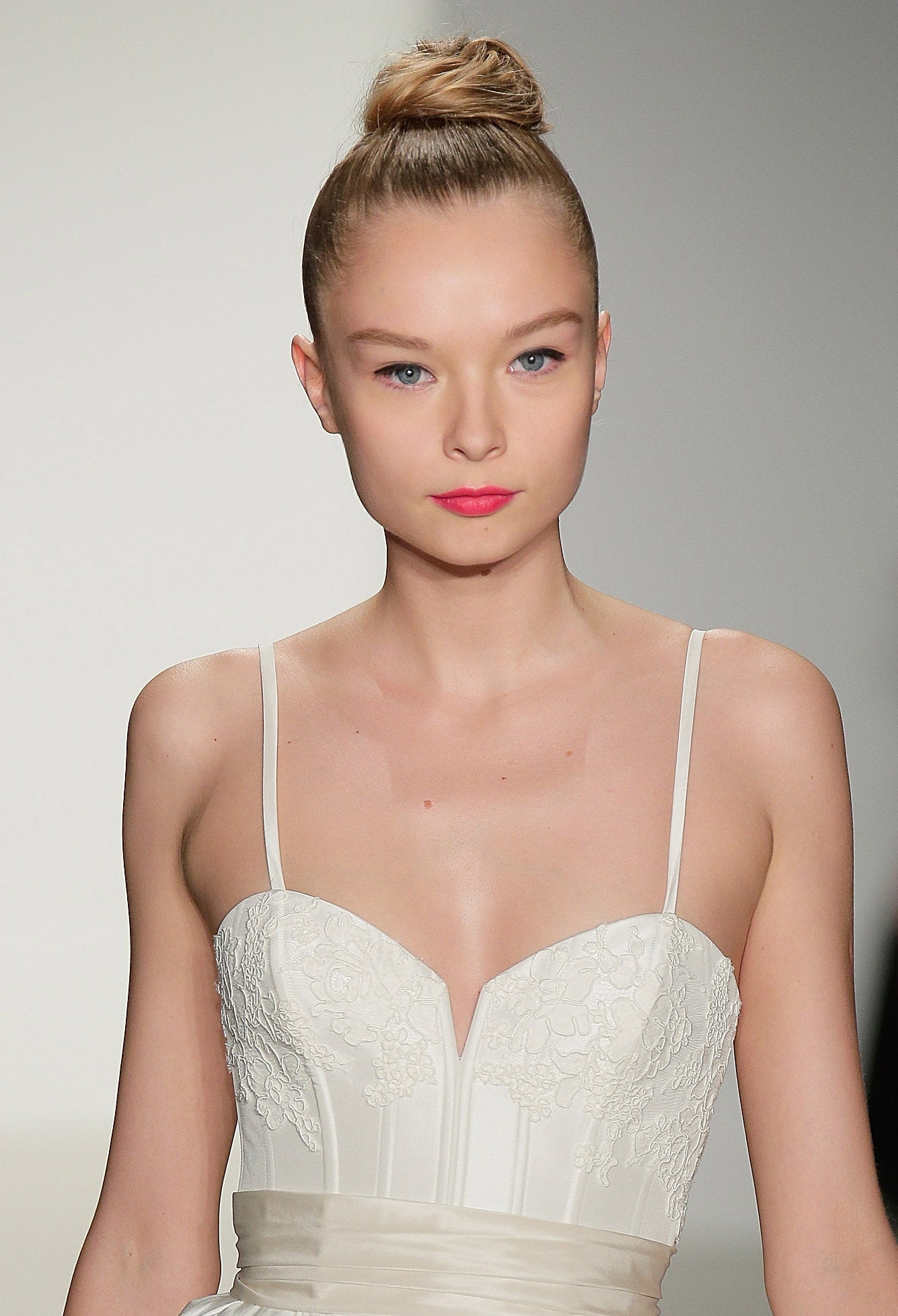 Es el peinado de la temporada, y también sirve para las novias. ¿Se atreverá Meghan Markle con un moño alto o top knot?