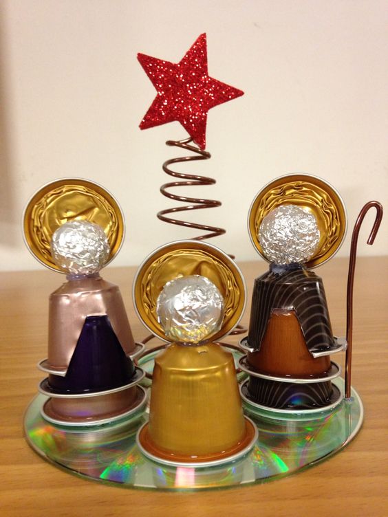 Una pequeña muestra de lo que puede ser una gran obra. ¡Con cápsulas de café! Ya no tenemos excusas. Este es uno de los diseños más originales de nuestra galería. Podrás apoyarte de otros elementos para decorar como latas, o un CD como es el caso. ¡Todo es posible, imagina y crea!