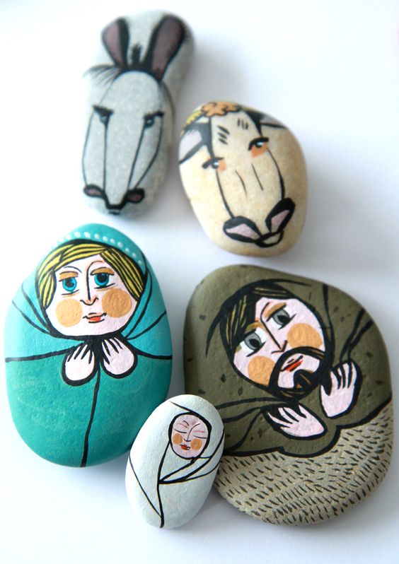 Para los que más nos gusta pintar tan sólo necesitamos una base. ¡Crea tu Belén de Navidad con piedras! Tan sólo necesitas las colores que quieras emplear y dibujar en las piedras las siluetas. Podrás poner cuantas figuras quieras y cear los diseños más originales que otros no se atrevan a hacer.