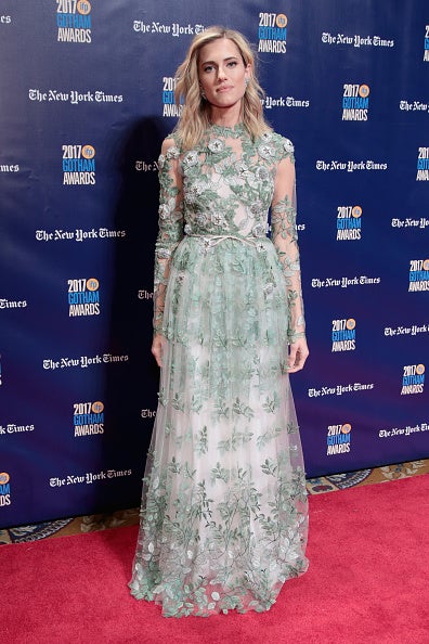 De Alta Costura se vistió la actriz de 'Girls', que apostó por un diseño de Giambattista Valli con bordados florales y tul.