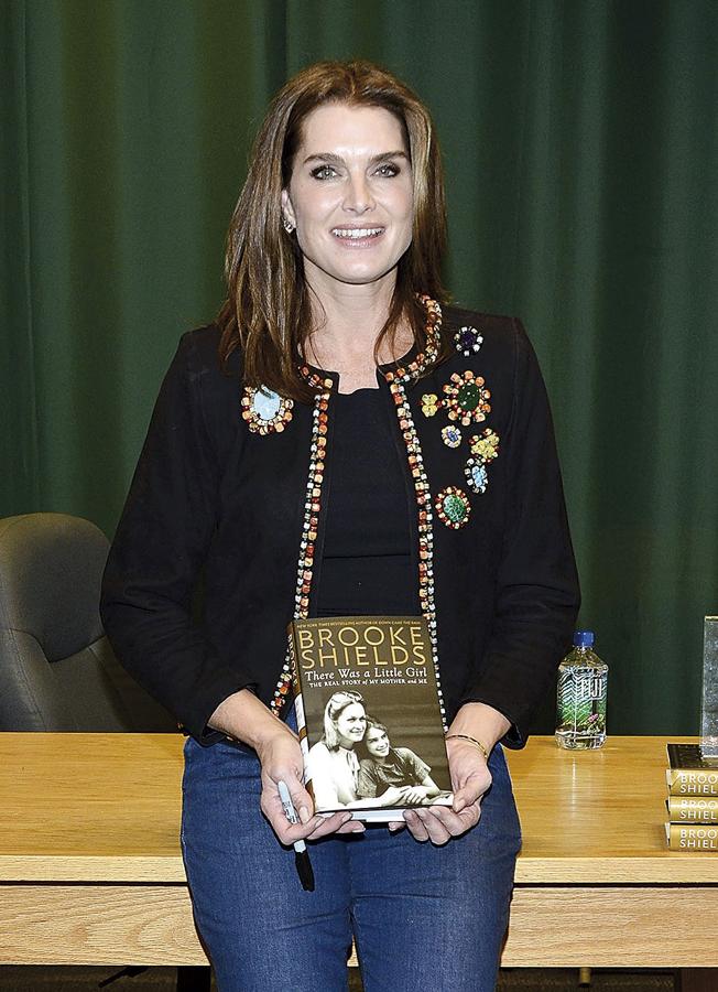 Brook Shields con uno de sus libros durante su presentación.