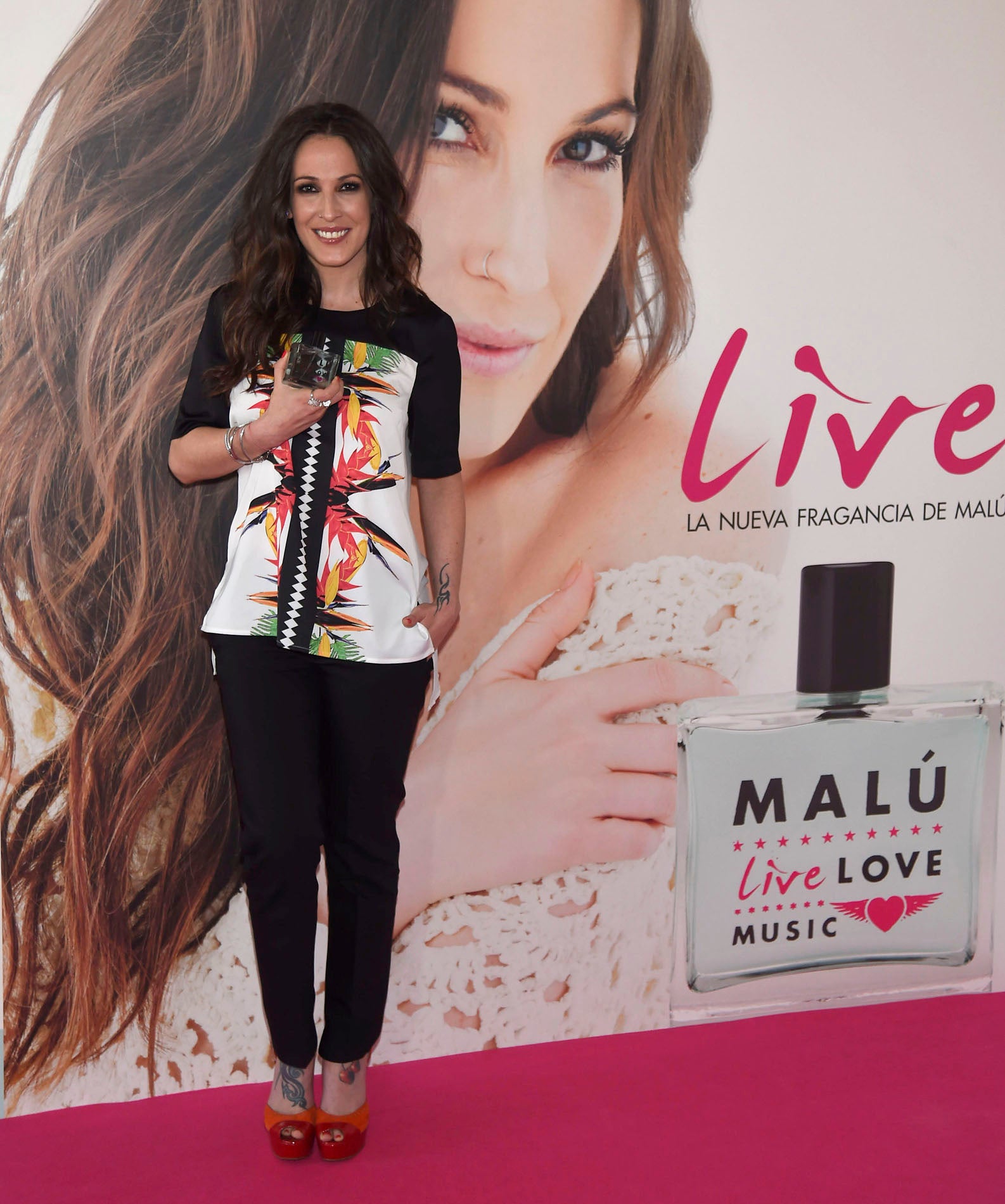 La cantante española Malú también tiene su propia fragancia. La última es Malú Glam, de la familia frescor oriental. Pero antes la cantante lanzó Malú Music y Malú Live.