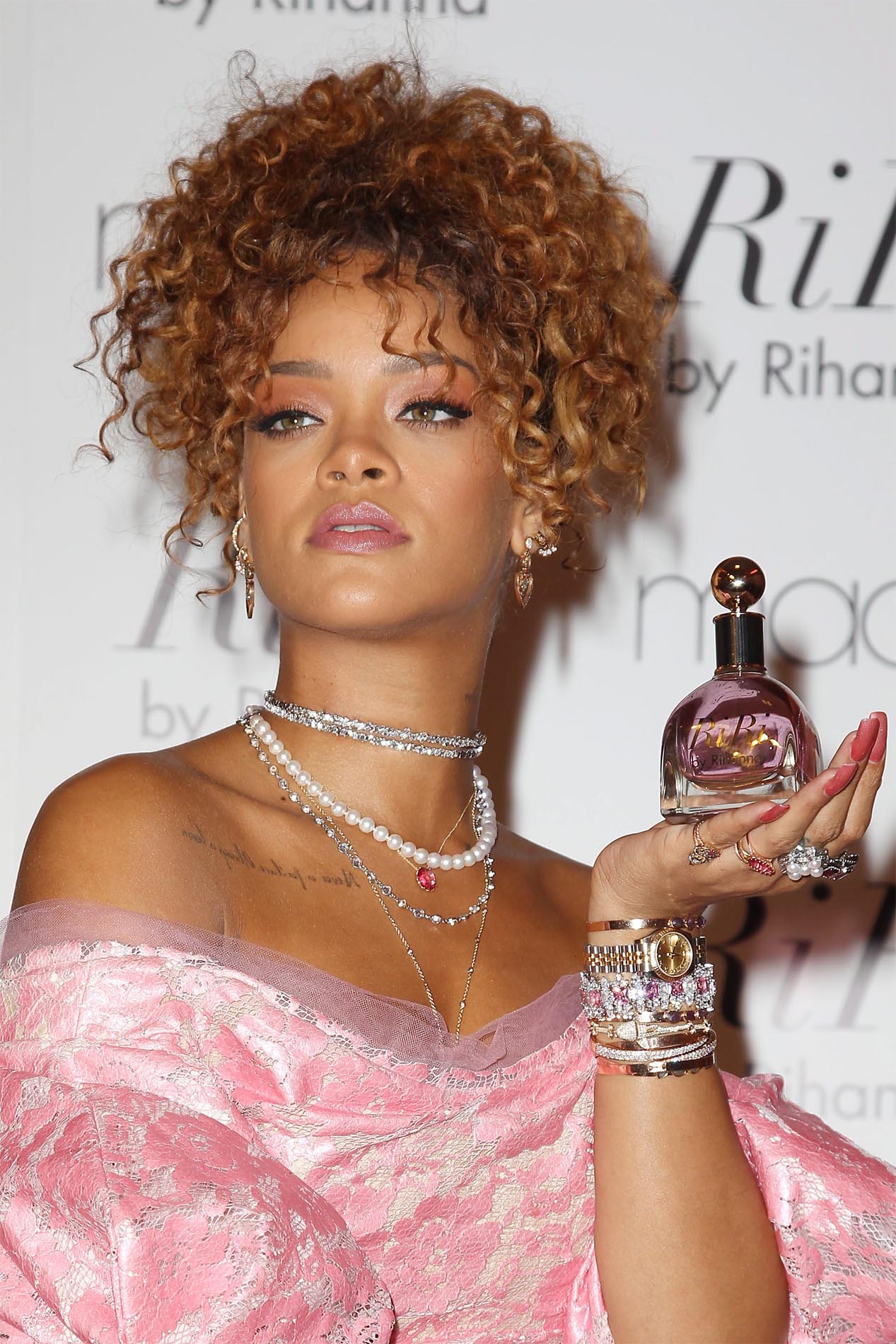 Antes de embarcarse en el mundo del maquillaje con Fenty Beauty by Rihanna, la cantante ya había lanzado al menos 10 perfumes: RiRi, Kiss, Rogue y Rogue Man, Rebelle, Crush, etc.
