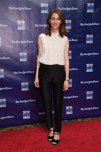 Sencilla y muy elegante, la directora se decantó por un conjunto de pantalón negro y top de estilo naif con pedrería