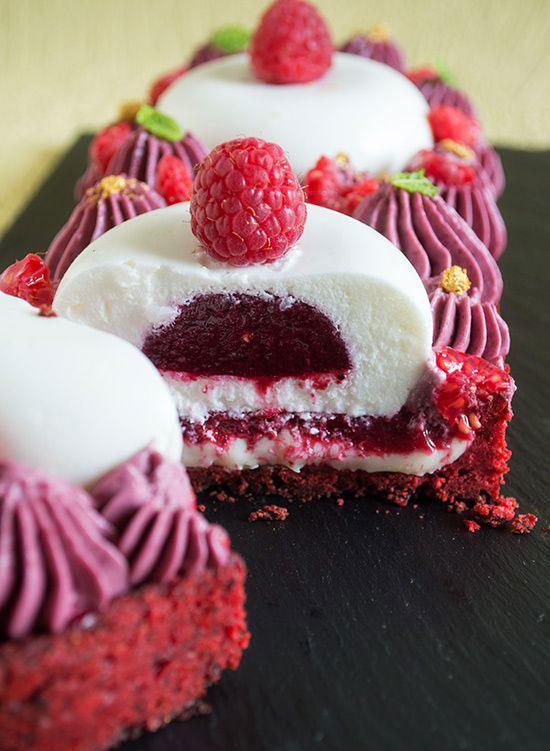 ¡Es la tarta de queso y frambuesa más bonita que hayamos visto! Y tú la puedes crear. Cocinar es un arte, y si tienes el don, aprovecha y haz las cosas que más te gustan de una forma especial.