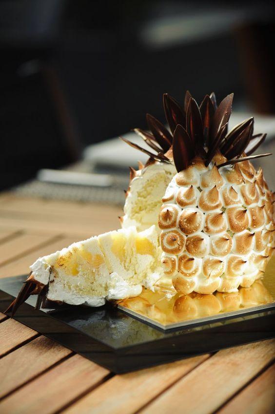 El postre como la familia: ¡como una piña! Y no tiene por qué ser de piña. Si realizas un bizcocho con forma redonda, y en el exterior juegas un poco con el merengue, además de como piña, podrás crear diseños muy originales de tu postre.