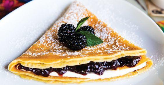 Seguimos en la línea de los fieles, ¿y es que a quién no le gustan las tortitas? Pero en vez de añadirles nata, chocolate, fresas o plátanos, prueba a poner tu tarta favorita dentro de ellas.