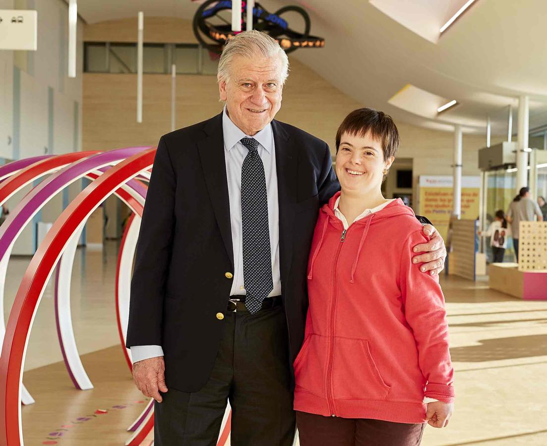 El doctor Valentín Fuster posa junto a Anna y se convieten en el mes de enero.