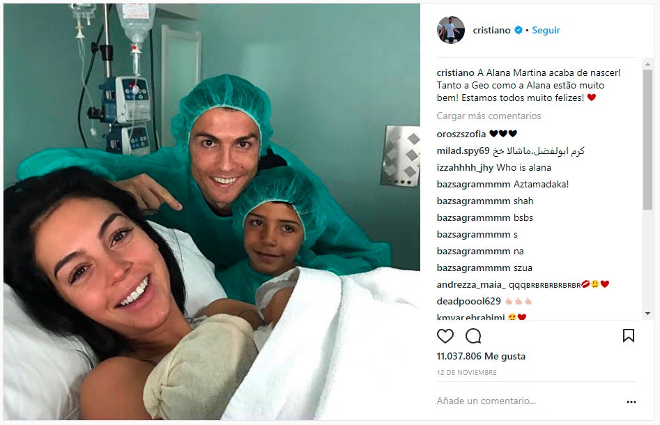El futbolista portugués subió esta fotografía para anunciar el nacimiento de Alana Martina, posando junto a Georgina Rodríguez, su hijo Cristiano Jr. y la recién nacida.
