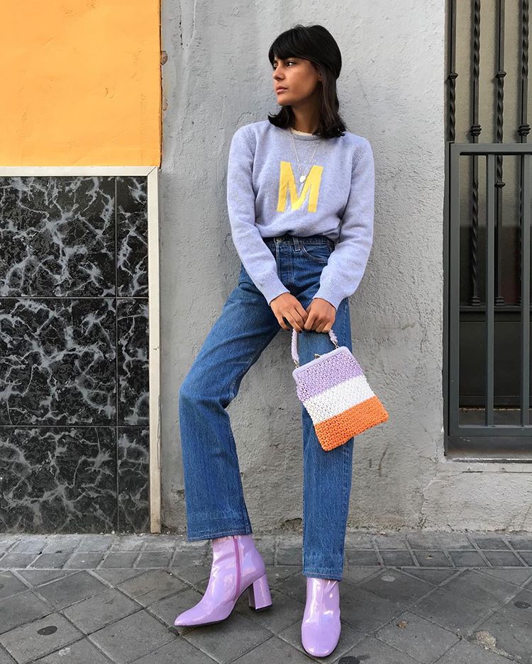 María Bernard recicló también su bolso de verano, pero no una cesta. Ella marcó la diferencia con un bolso multicolor de hilo.