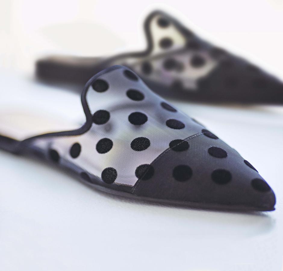 Los mules 'Ella polka dot slide' de la colección cápsula de Olivia Palermo para Pretty Ballerinas hacen que la elegancia y la sensualidad fluyan a través de las transparencias.
