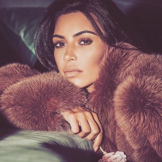 En puesto número 5... Como no podía ser de otra manera, @kimkardashian aparece en esta lista. Con 105 millones de seguidores en su cuenta de Instagram, la empresaria tiene una cuenta muy bonita en tonos marrones y apagados.