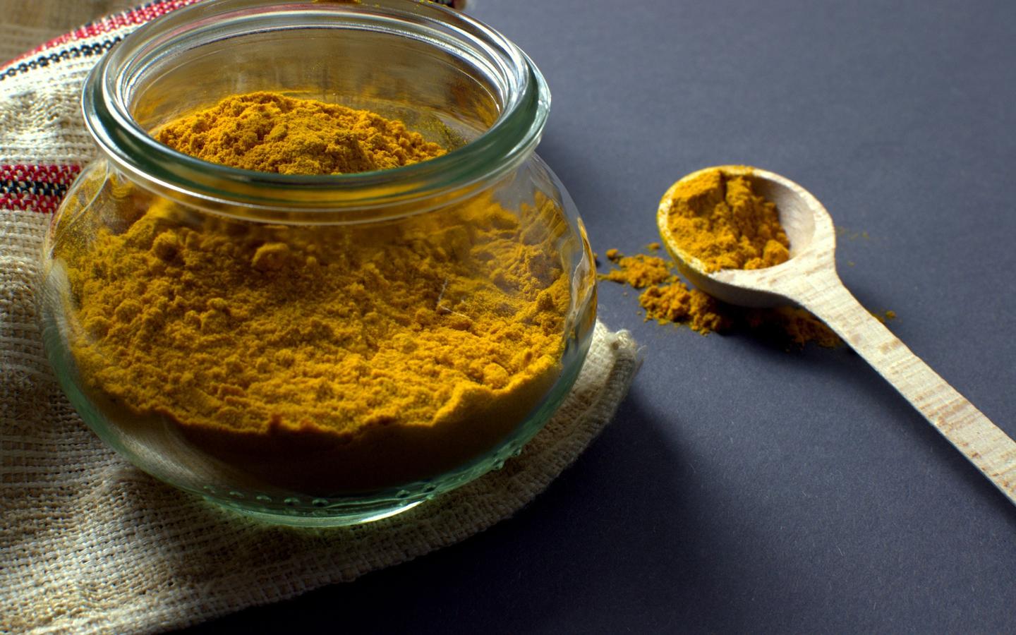 la cúrcuma es una planta tropical con una raíz muy similar a la del jengibre, de color amarillo intenso, que tras su secado se transforma en polvo y se utiliza como condimento, por ejemplo, en la elaboración del curry. Pues bien, además de otros muchos beneficios, su consumo frecuente reduce la producción de sebo de la piel, evitando la aparición de granitos y espinillas.