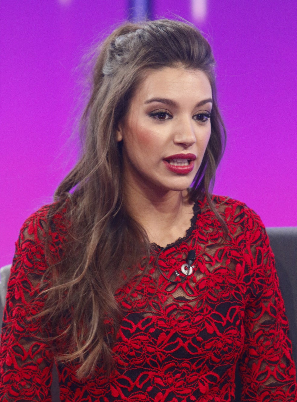 Ana Guerra con media coleta con tupé y ondas rotas en la segunda gala de OT 2017.