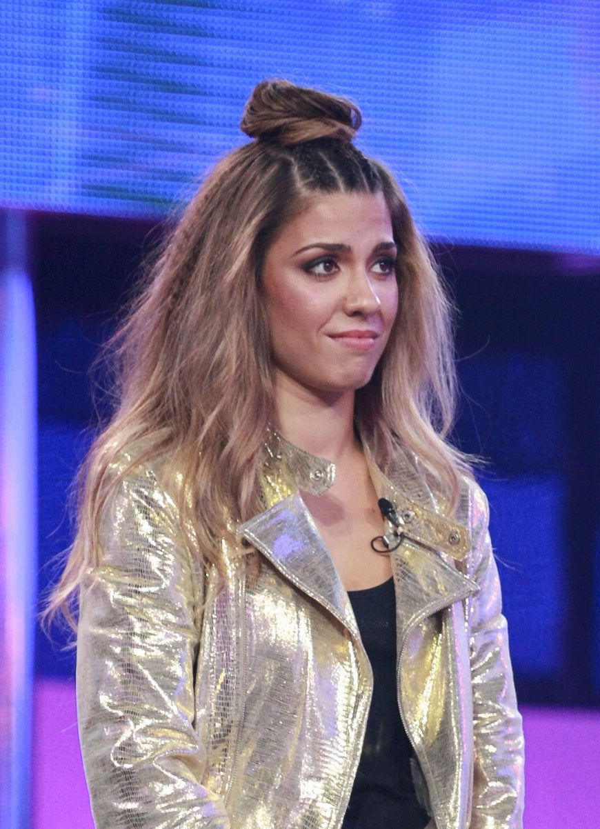 Miriam Rodríguez con un original half-up bun o semirrecogido con moñete y trenzas étnicas.