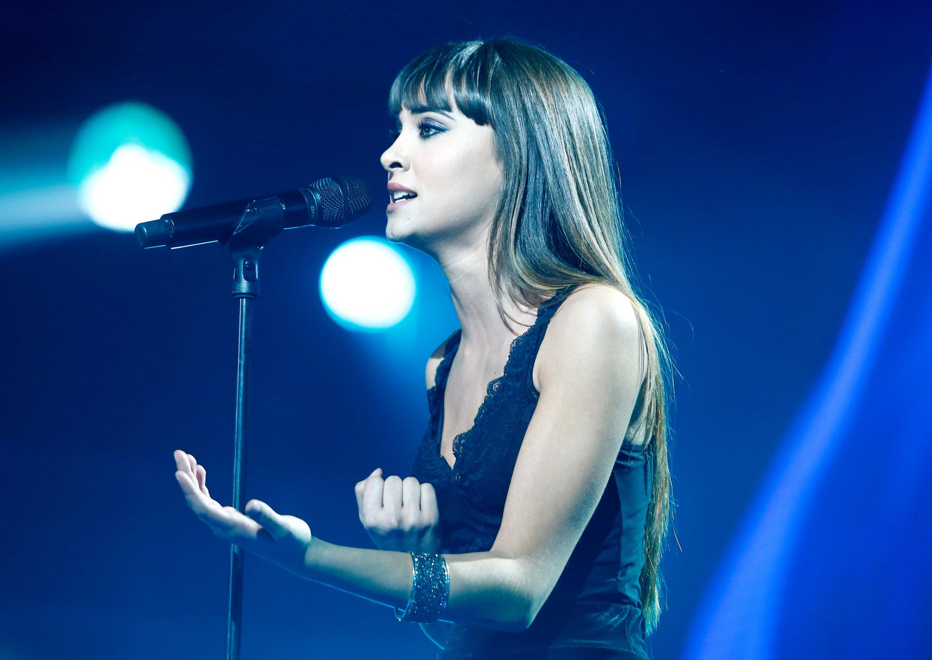 Aitana Ocaña con el pelo liso y flequillo en la gala 9 de Operación Triunfo 2017.