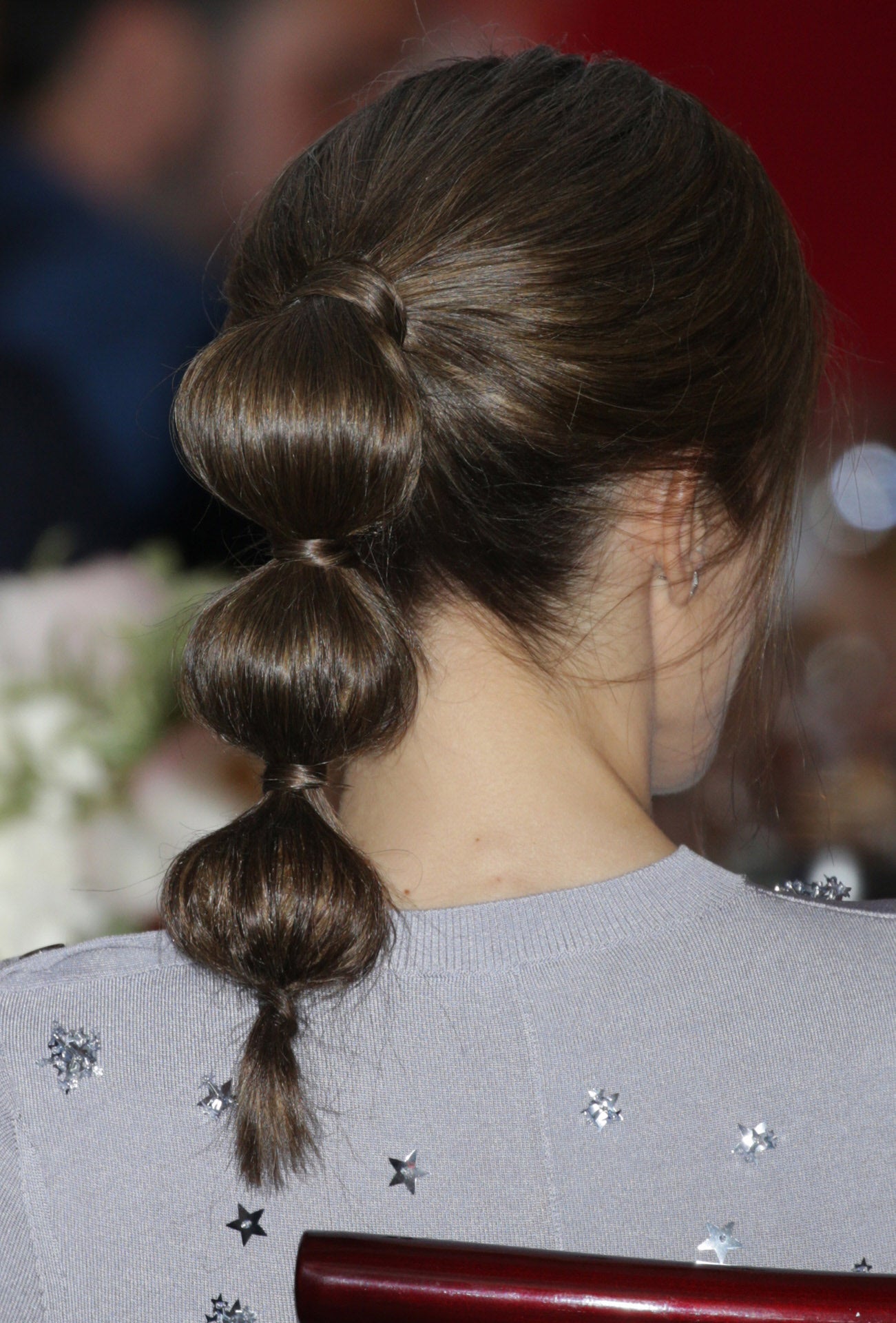 Y seguimos con coletas pero esta más sofisticada: la coleta de burbujas que lució doña Letizia es ideal para ser el centro de atención estas fiestas.