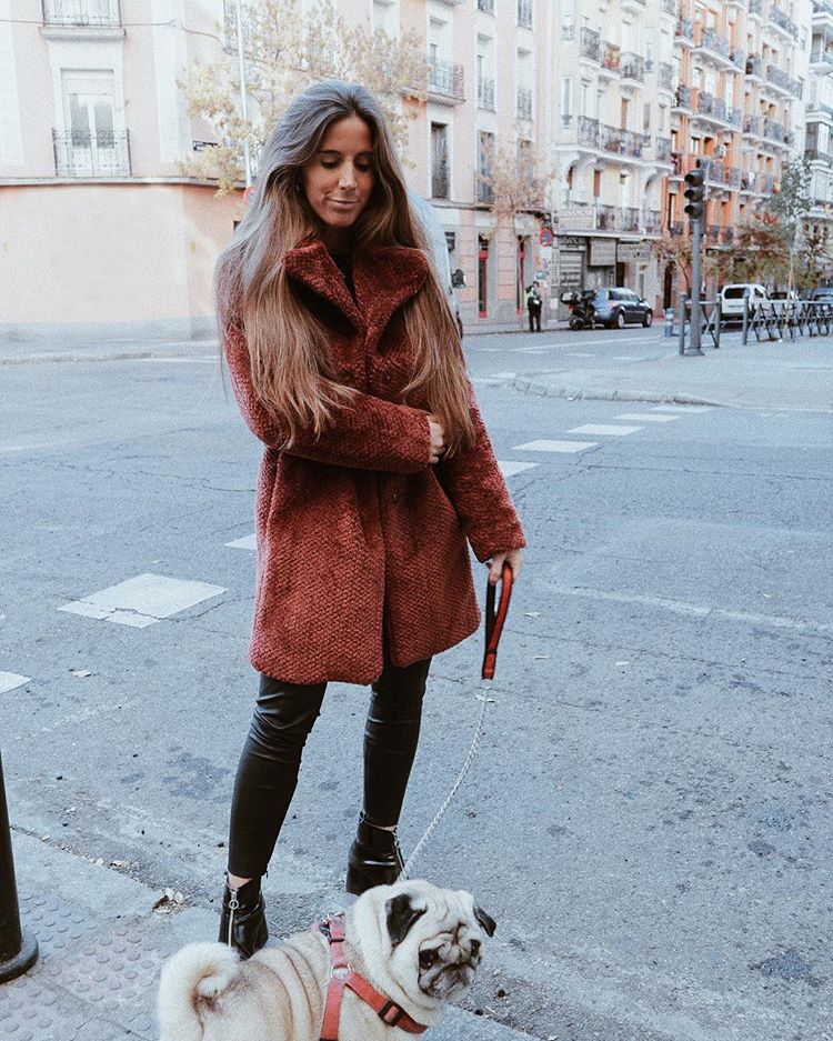 @elisaserranot fue una de las primeras en mostrarlo en las redes sociales. Ella lo lleva con leggins negros y botines.