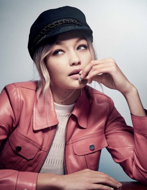 Gigi Hadid cierra la lista con gorra marinera básica. ¡La que más nos gusta!
