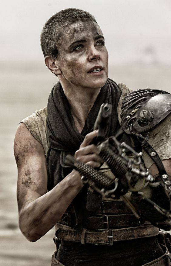 Charlize Theron lo borda en 'Mad Max: Fury Road'. No nos digáis que no os gustaría tener esos brazos...
