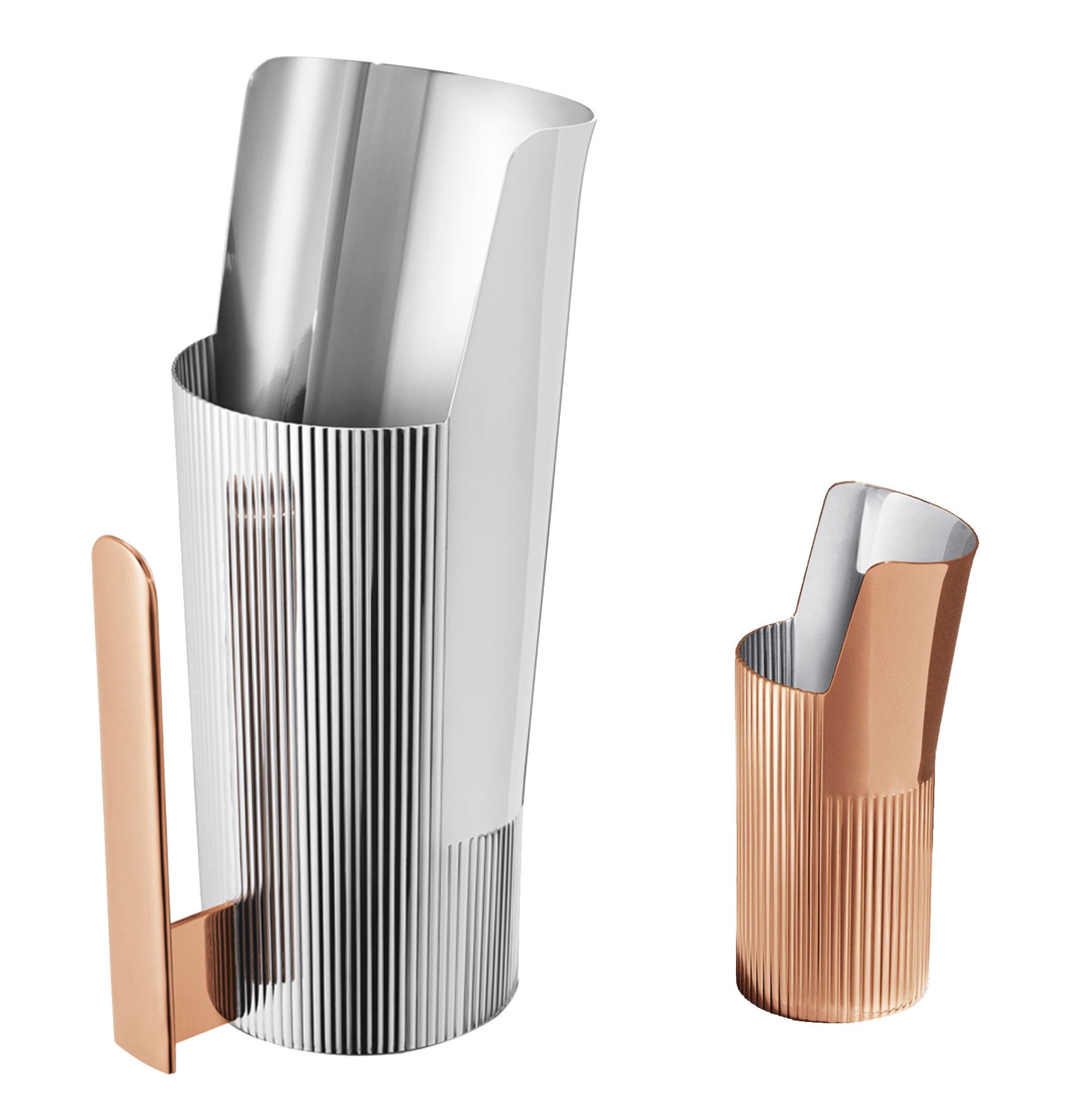 PARA INDECISOS: Además de ser muy práctica, esta jarra, obra de Patricia Urquiola, combina el efecto espejo con el acanalado.