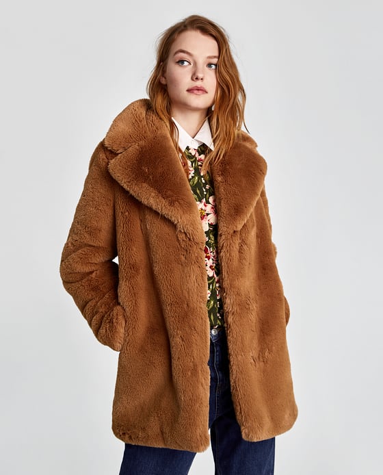 Abrigo teddy marrón de Zara. Precio: 89,95 euros.