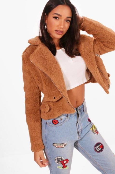 Chaqueta tipo biker Teddy de Bohoo. Precio: 80 euros.