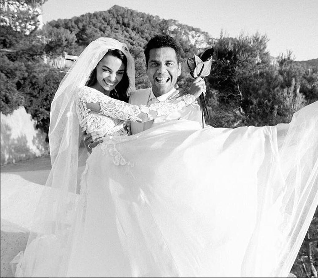 Después de varios días jugando al despiste con la prensa, finalemente Dani Alves y Joana Sanz confirmaban que se habían casado colgando algunas fotos en las redes sociales.