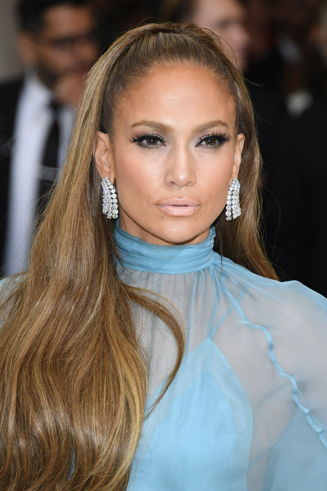 Atrévete a lucir una extensiones de pestañas o pestañas postizas como Jennifer Lopez esta Navidad. Combínalas con sombras nude o azul clarito y labios nude.