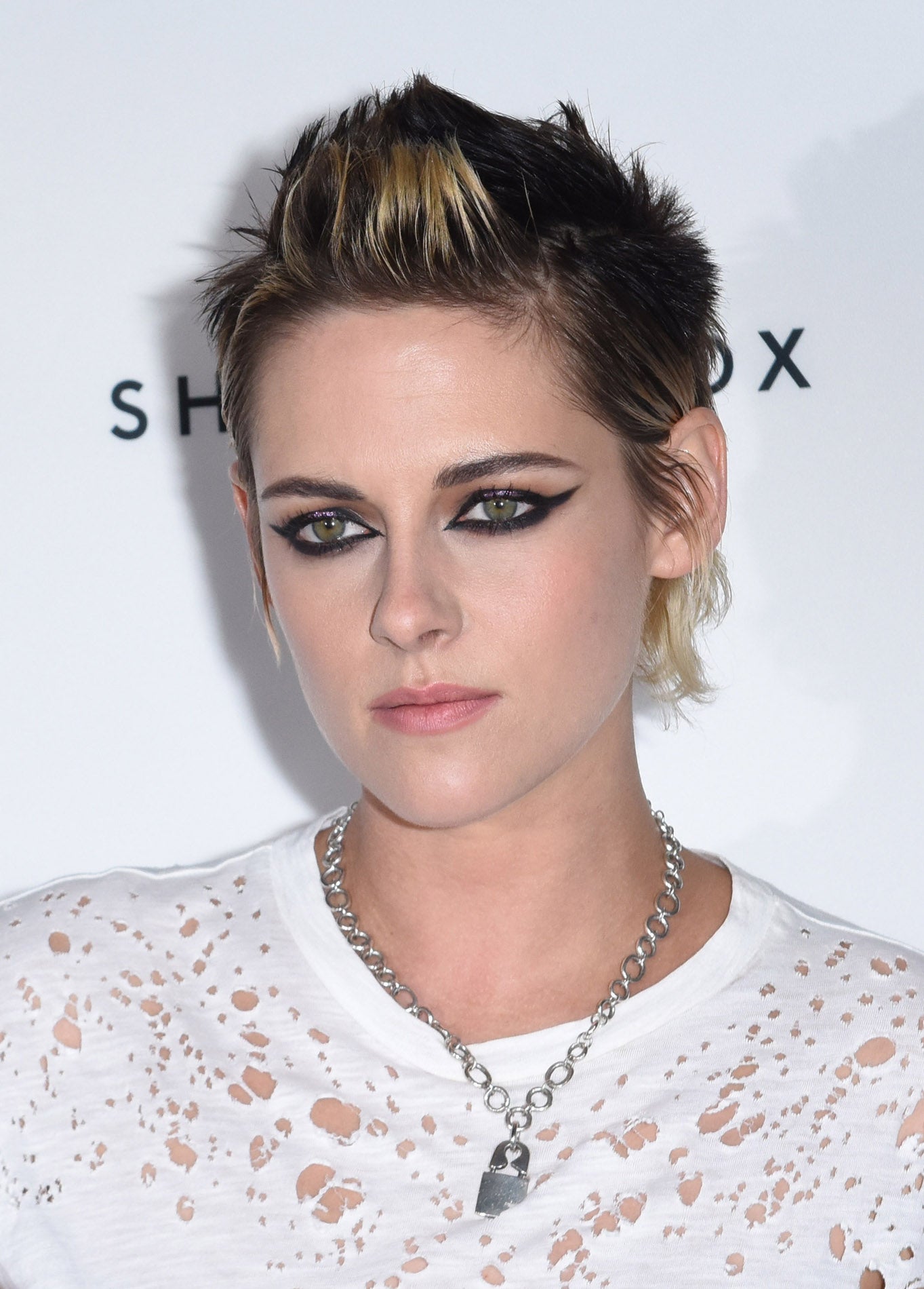 La Nochevieja es el mejor momento para lucir el maquillaje más arriesgado como el de Kristen Stewart. Un eyeliner cat eye infinito, con sombras metalizadas en violeta.