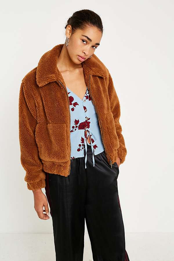 Abrigo Teddy de Urban Outfitters. Precio: 89 euros.